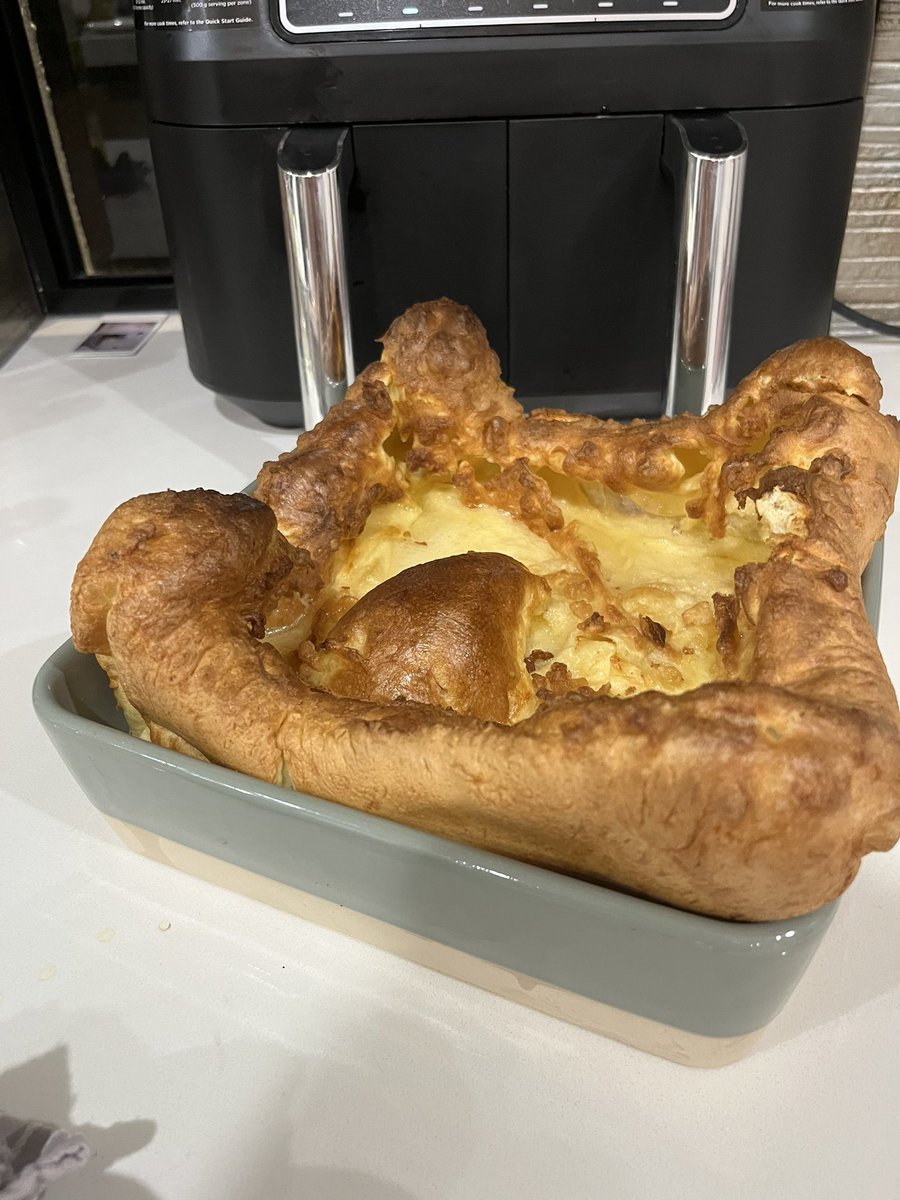 BiancaAustin90's tweet photo. Still waiting on my Yorkie tray so Pyrex pudding it is😂 https://t.co/sHSVL7T3ky