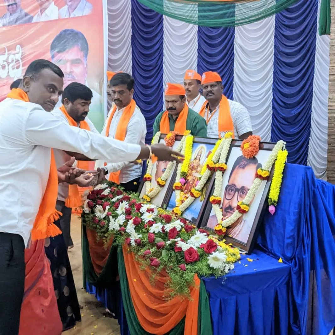 Csrinivas_BJP's tweet photo. ಭಾರತೀಯ ಜನತಾ ಪಾರ್ಟಿಯ ಹಿಂದುಳಿದ ವರ್ಗಗಳ ಮೋರ್ಚಾ ಬೆಂಗಳೂರು ದಕ್ಷಿಣ ಜಿಲ್ಲೆ ವತಿಯಿಂದ ಸರ್ಜಾಪುರದ ದಿ ಪ್ಯಾಲೇಸ್ ಗಾರ್ಡನ್ ನಲ್ಲಿ ಹಮ್ಮಿಕೊಂಡಿದ್ದ 2ನೇ ದಿನದ ಜಿಲ್ಲಾ ಪ್ರಶಿಕ್ಷಣ ವರ್ಗ ಮತ್ತು ಕಾರ್ಯಕಾರಿಣಿ ಸಭೆಯಲ್ಲಿ ಪಾಲ್ಗೊಂಡ ಸಂದರ್ಭ.
#HanurVenkatesh #HanurTaluk #HanurBJP #Hanur https://t.co/eUWMV9klEH
