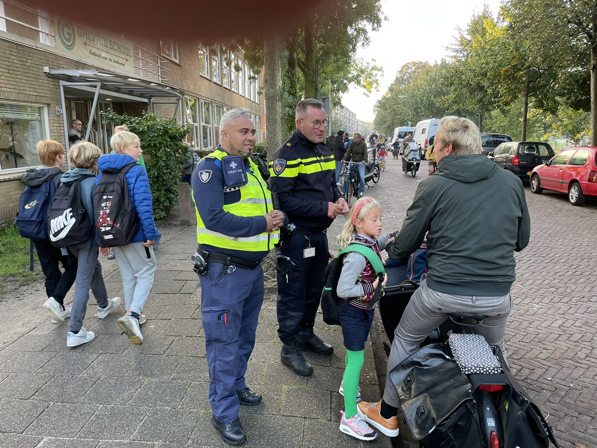Handhavingsactie i.s.m de wijkagenten ban basisteam Segbroek bij alle basisscholen in het werkgebied van Segbroek. Ouders aanspreken en of verbaliseren voor het over het trottoir fietsen of fout parkeren tijdens het naar school brengen en ophalen van hun kind.
