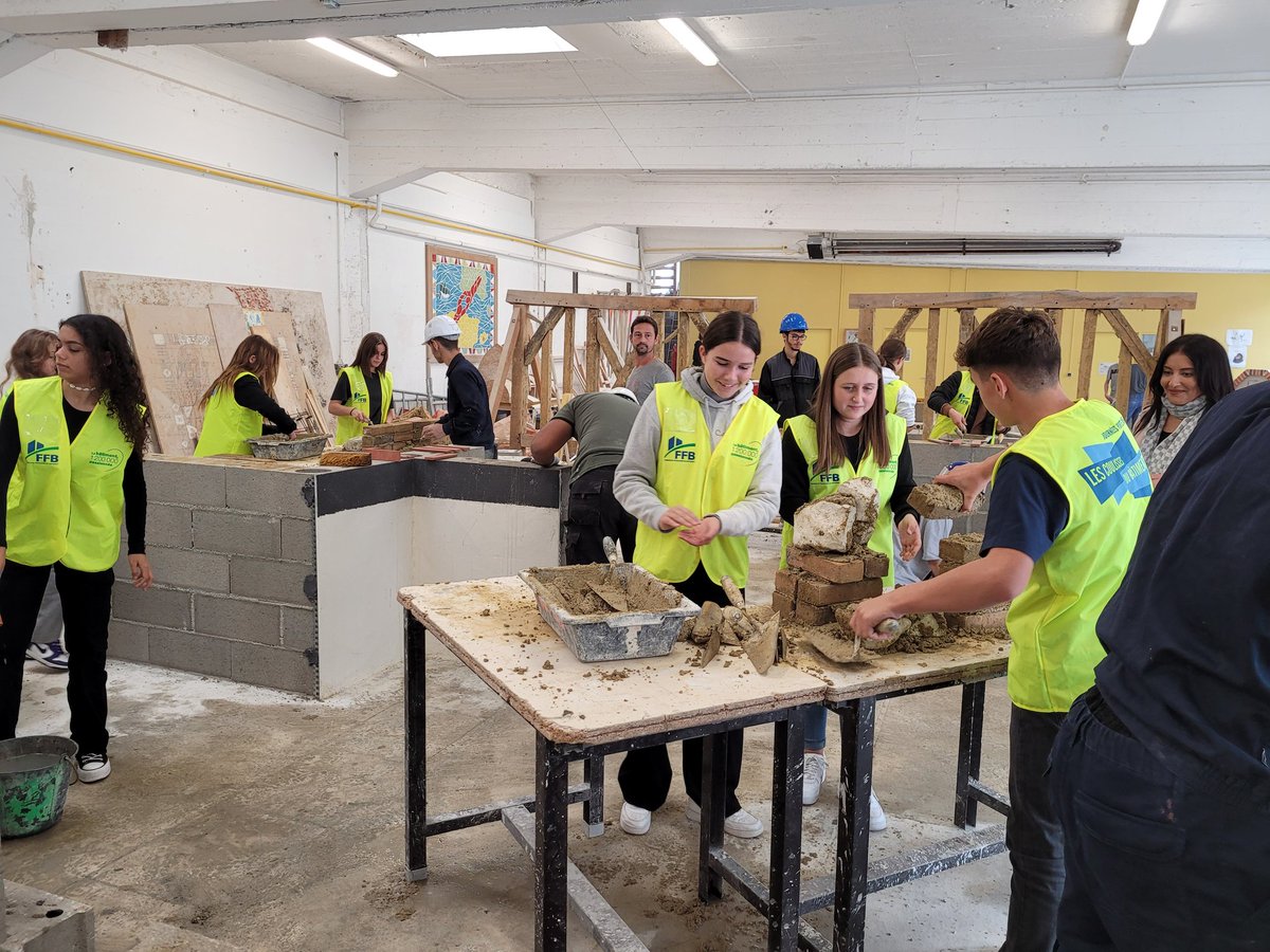 ProviseurB's tweet photo. COULISSES du BÂTIMENT - 20ans.
Aujourd'hui à @GaudierBrzeska, 180 collégiens ont été reçus au lycée. Ils ont pu découvrir les métiers du bâtiment au travers de 4 ateliers pratiques les mettant en situation.
Bravo à la FFBLoiret et aux équipes mobilisées pour les accueillir. https://t.co/h3OiWHi42h