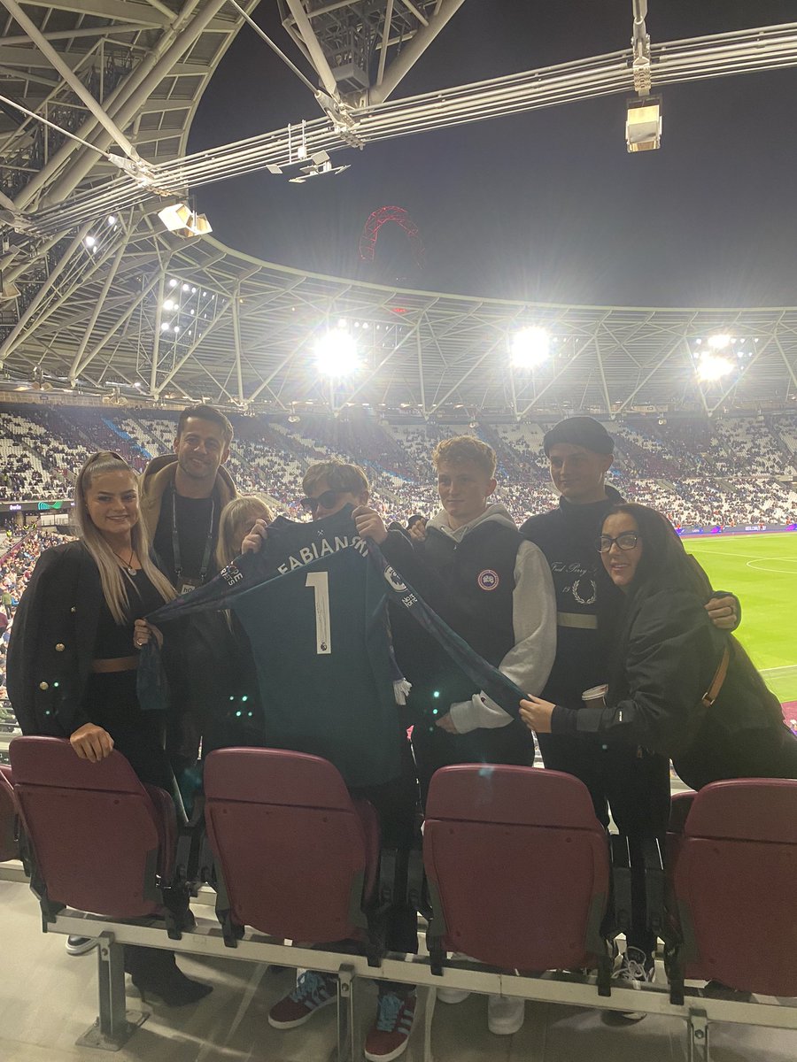 clxwrence's tweet image. Special thanks to @Willow_Fdn and @WestHam for putting together a fantastic evening for us, and a special thanks to @LukaszFabianski for gifting his box for the evening and spending some quality time with us