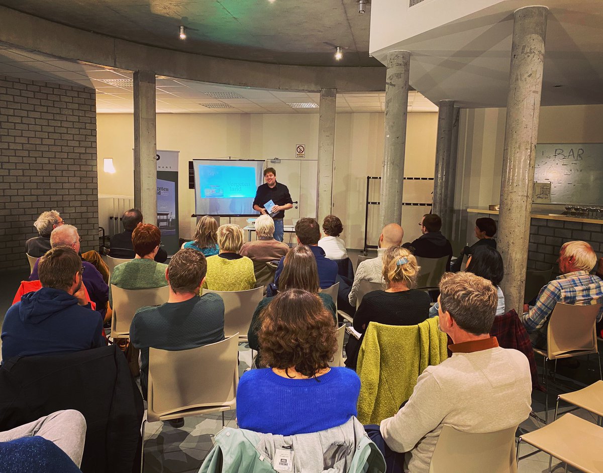 joscarwilde's tweet image. Bakske vol in Boutersem voor onze nationale co-voorzitter @groen @JeremieVaneeckh. Hij stelde zijn boek ‘Vergeten Land’ voor, over platteland dat vaak wordt vergeten door Vlaamse politiek. Verhaal waar wel oren naar is in Hageland. #vergetenland #bruisendboutersem #inspiratie