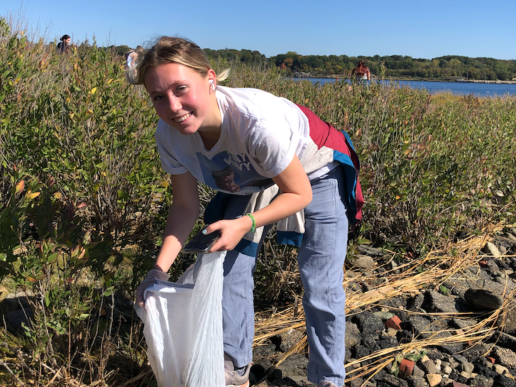 SaveTheBayRI's tweet photo. Providence ✅ ICC cleanups this week at India Point Park with Friends of India Point Park and Fields Point with students from Johnson &amp; Wales University! Thank you, volunteers. #savethebayri #SeaTheChange 

Sign up for a cleanup today at https://t.co/kgOBLrn36q https://t.co/vx5uLfnFZJ