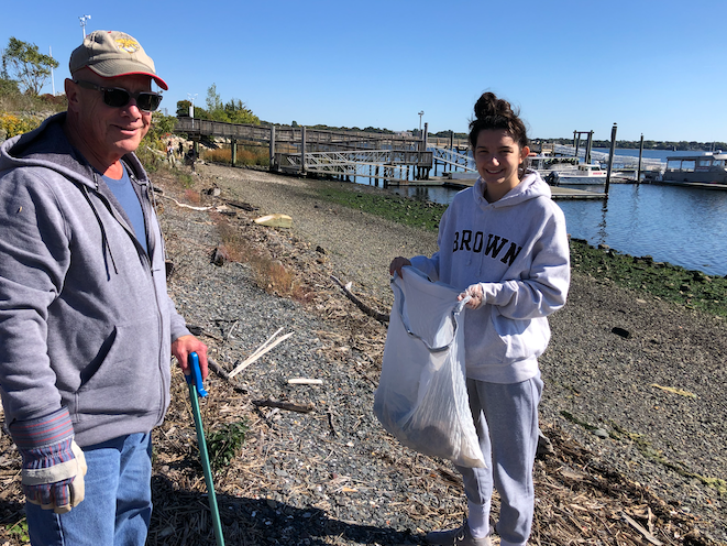 SaveTheBayRI's tweet photo. Providence ✅ ICC cleanups this week at India Point Park with Friends of India Point Park and Fields Point with students from Johnson &amp; Wales University! Thank you, volunteers. #savethebayri #SeaTheChange 

Sign up for a cleanup today at https://t.co/kgOBLrn36q https://t.co/vx5uLfnFZJ
