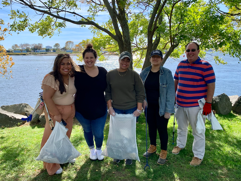 SaveTheBayRI's tweet photo. Providence ✅ ICC cleanups this week at India Point Park with Friends of India Point Park and Fields Point with students from Johnson &amp; Wales University! Thank you, volunteers. #savethebayri #SeaTheChange 

Sign up for a cleanup today at https://t.co/kgOBLrn36q https://t.co/vx5uLfnFZJ
