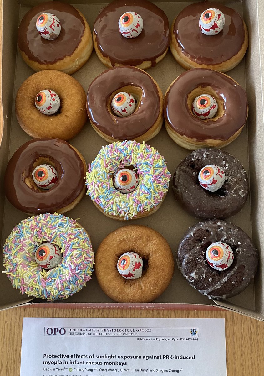 HasinalaR's tweet image. Optometrist @ag_fernandes1 is funny and creative. He offered myopic donuts as snacks during journal club today