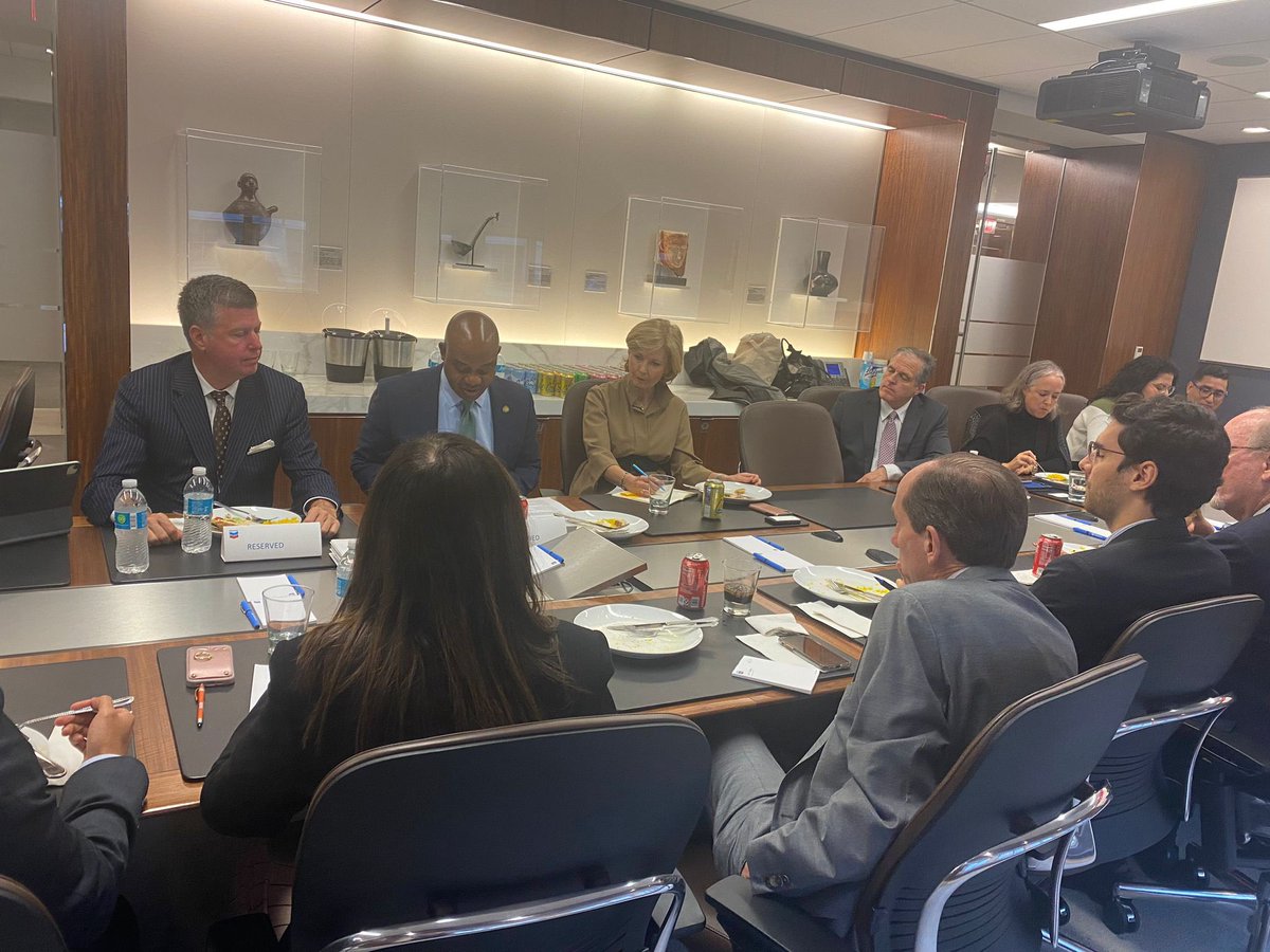 ColombiaEmbUSA's tweet photo. Amb. @LuisGMurillo met with companies from the US Col Business Partnership USCBP, to  tell them about Presidente @petrogustavo priorities  to work to achieve business &amp; government objectives. @Chevron @Clear_Labs @LockheedMartin @MetLife @NewmontCorp @exxonmobil @Merck @Shell_USA https://t.co/dV2KHn2eqq