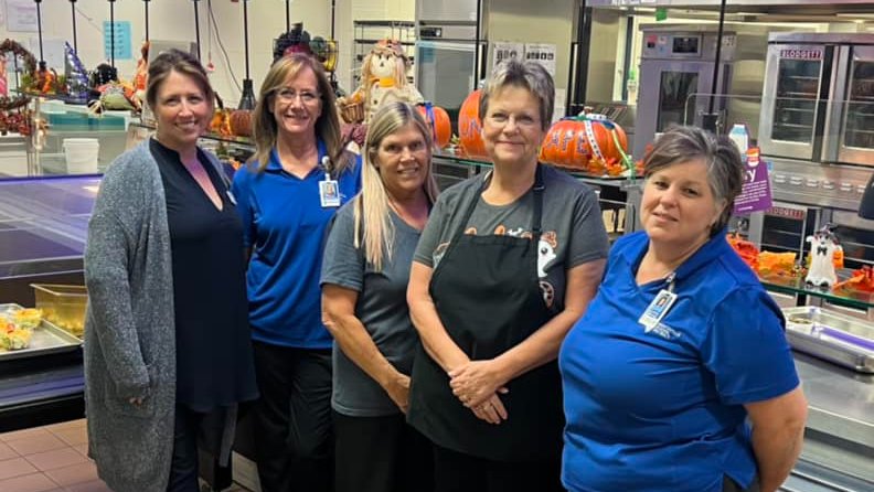 WSDinfo's tweet photo. Today, @DrTormalaWSD stopped by Lakeview Elementary to celebrate National School Lunch Week and to help serve lunch as part of her #first100daychecklist. βοΈ @LVEPrincipal https://t.co/KLDX4dEyph