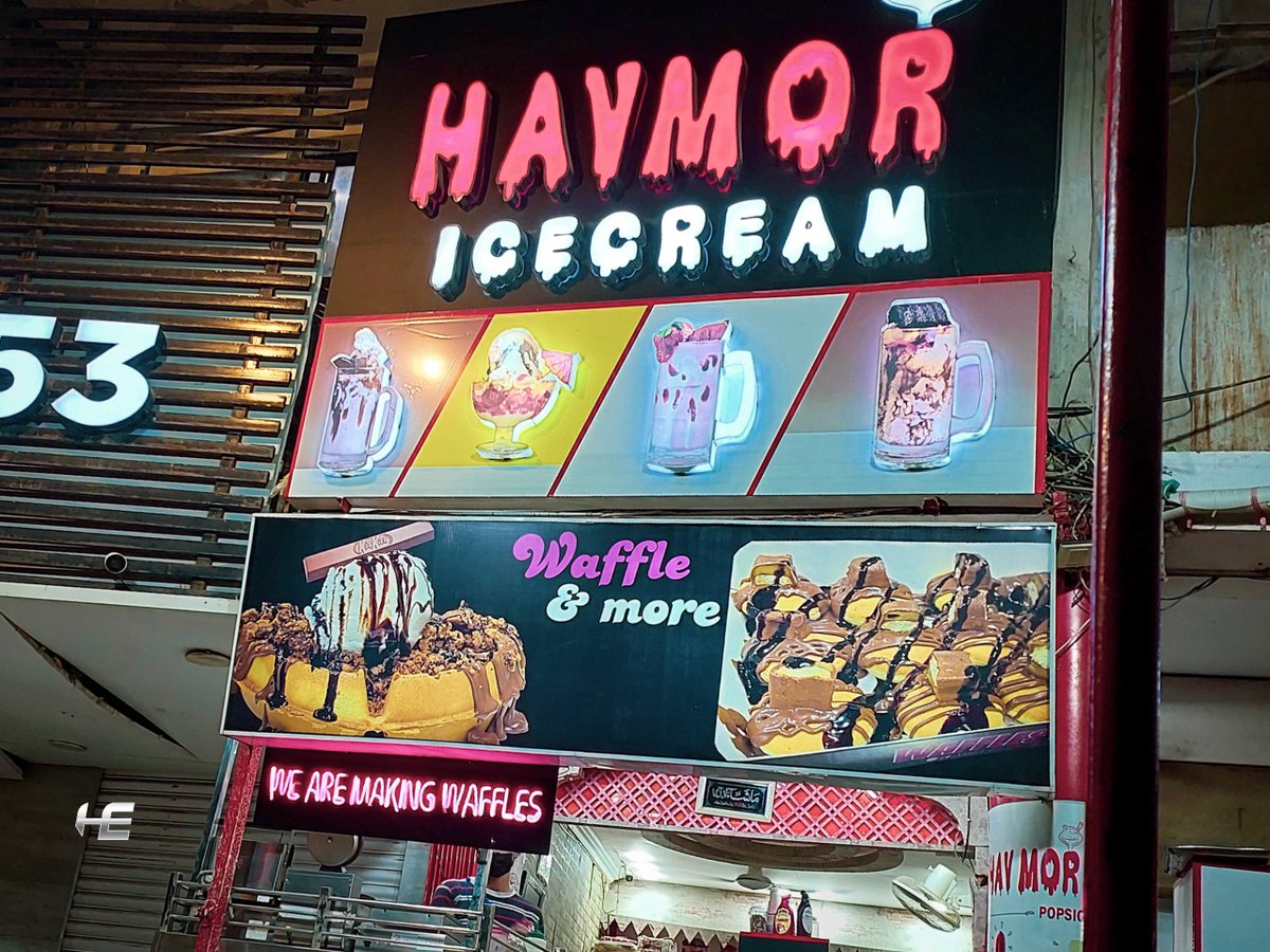 iHaseebElahi's tweet photo. #HavmorIceCream 🍦 #KitKatShake 🍫 #MiniPancakes 🥧 YummmyDAAAR 😋 https://t.co/557zeHGUdV