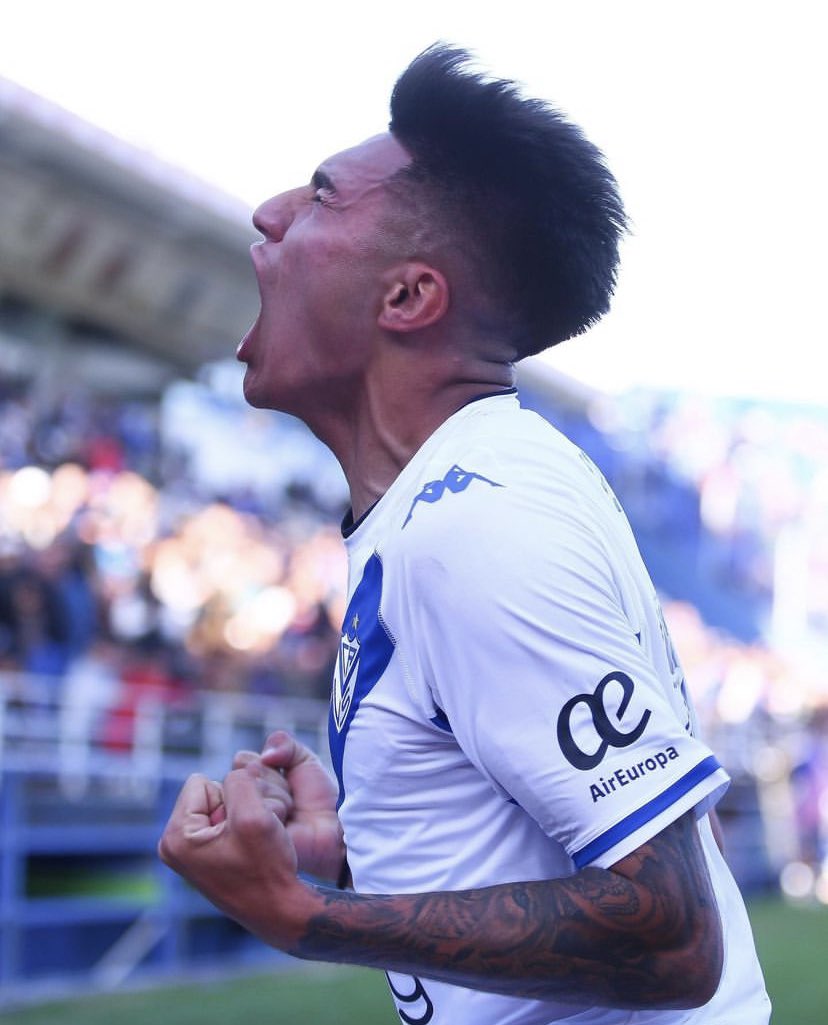 Gonza_Codina's tweet photo. A Vélez le dan fuerza los pibes, ellos son los que tienen personalidad, ganas y sobre todo ilusión de poder ganar la siguiente pelota. Hoy @santicastro04 se convirtió en la figura del partido por la actitud y el coraje que puso desde su ingreso. https://t.co/jfeQKvLFf5