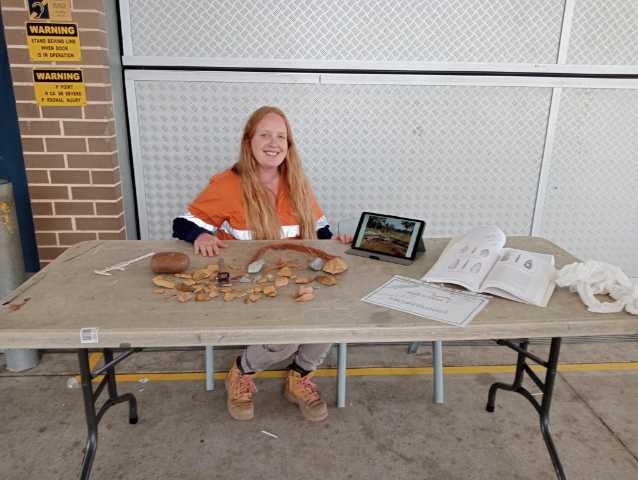 The wonderful Ashleigh doing some (very) early recruiting at the Nulkaba Public School Career Day and talking to the next generation of archaeologists ⛏️