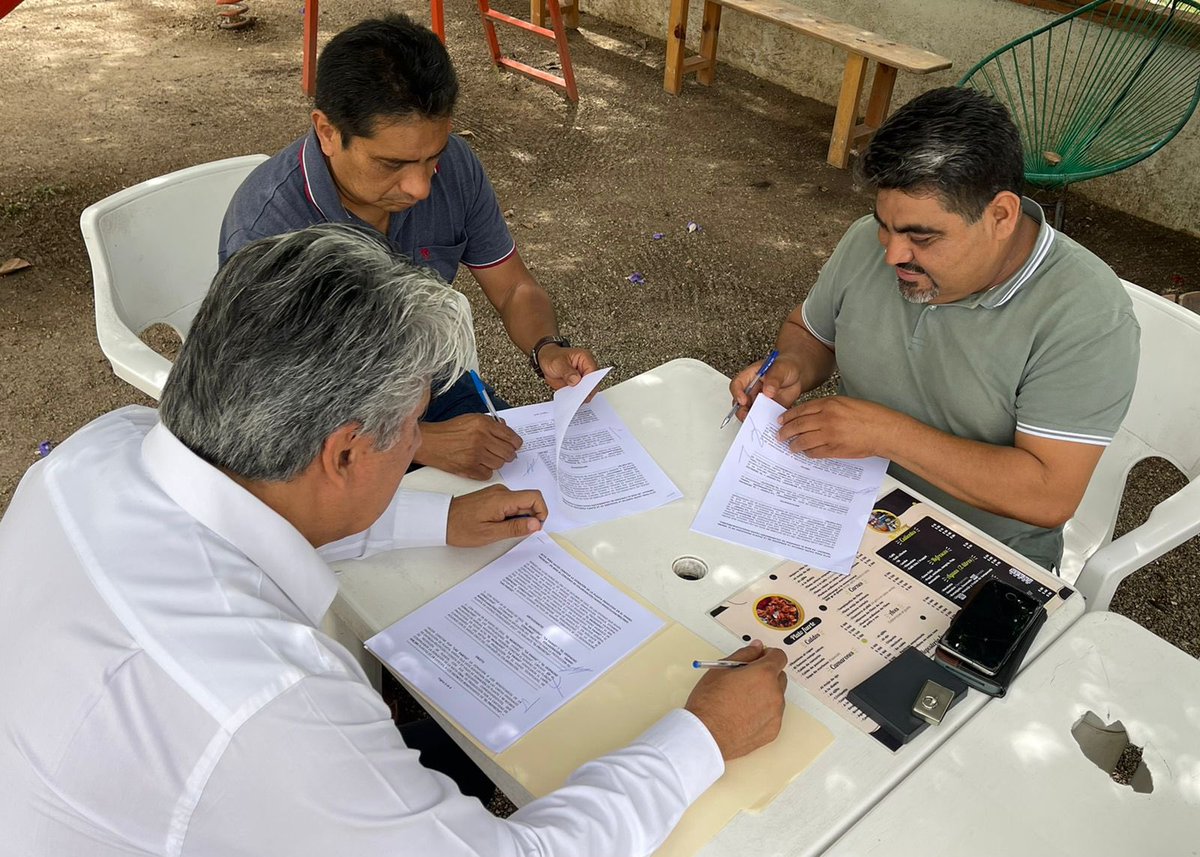 MAmbienteFAHHO's tweet photo. En la Sierra Sur en el vivero de Monjas, con la Autoridad Mpal. verificamos la donación de 458 mil árboles de 18 especies. Beneficiando a 92 localidades y 54 municipios de la Sierra Sur, Costa y V.Centrales, como parte de la #Reforestación Social que impulsa la FAHHO en el Estado https://t.co/jDvzPlchob