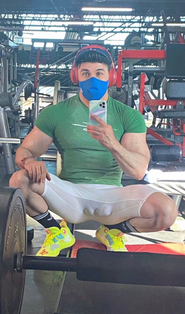 P A Q U E T E S 🧞 on X: Chico fitness tomándose una selfie en el gym.  ¿Quien es? 😍🥵💘 t.cohoCZa1xtI1  X
