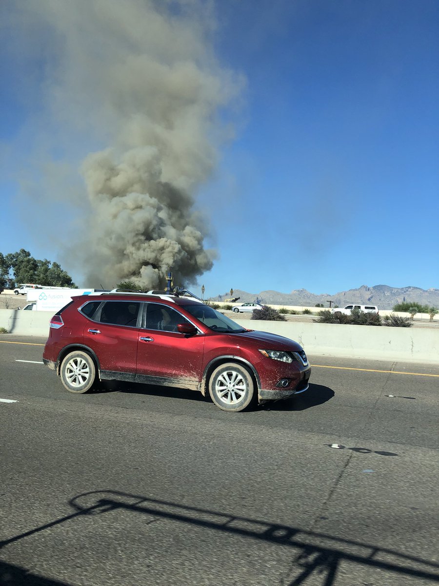 Mormon_Munk's tweet photo. @whatsuptucson big fire at I-10 and Miracle Mile. Looks to be that junk yard on the south side of Miracle Mile https://t.co/i26YL5pYB6