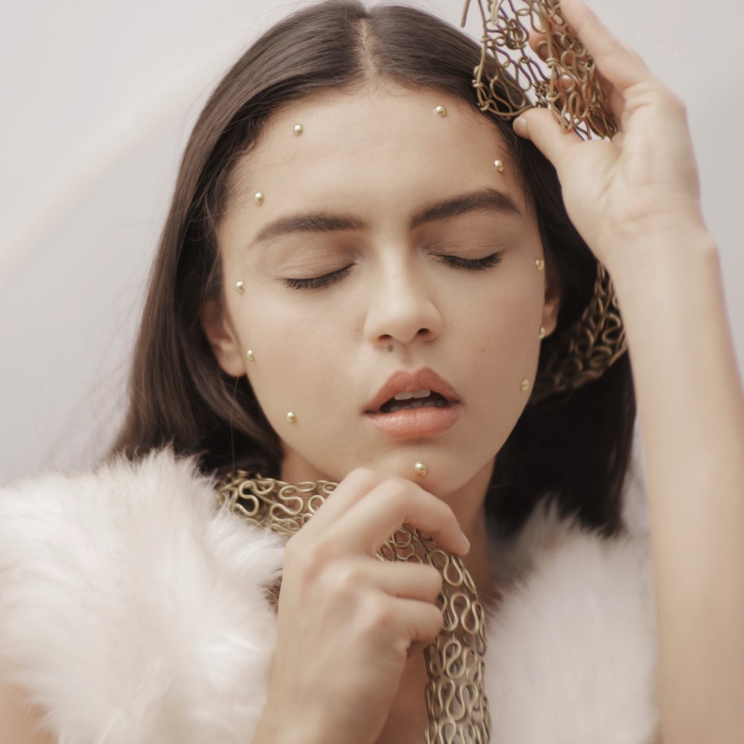MeowMag's tweet photo. #STORY IMPLAUSIBLE 💨💛💫 Hemos entrado a una temporada llena de tonos tierra y ocres, mismos que en esta editorial retomamos para crear un mood visual que mezcle nuestro amor por el arte y por la moda 😻🍂 https://t.co/L9JCP1gen8 #MeowFashion #MeowMagazine https://t.co/lkl4cEShvr