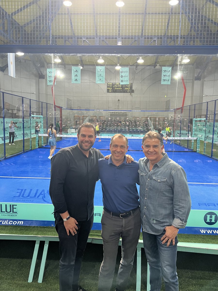 jsanchez_w's tweet photo. Tarde de amigos ⁦@alfredokriki⁩ ⁦@maupontones⁩ disfrutando del ⁦@WorldPadelTour⁩ @polarissportsenterprises #FIPPlatinum2022 en ⁦@CENTROLIBANESAC⁩ https://t.co/kYCW4d5yV1