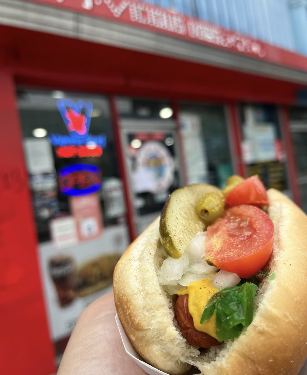 ViciousDogs's tweet photo. Let’s Go Bears 🐻 We got your Thursday Night Football food covered 😋 Stop by for a delicious Chicago Dog 🌭 or any of our delicious hotdogs! We are open until 6pm! 
📸: @ViciousDogs https://t.co/89lb5lslYL