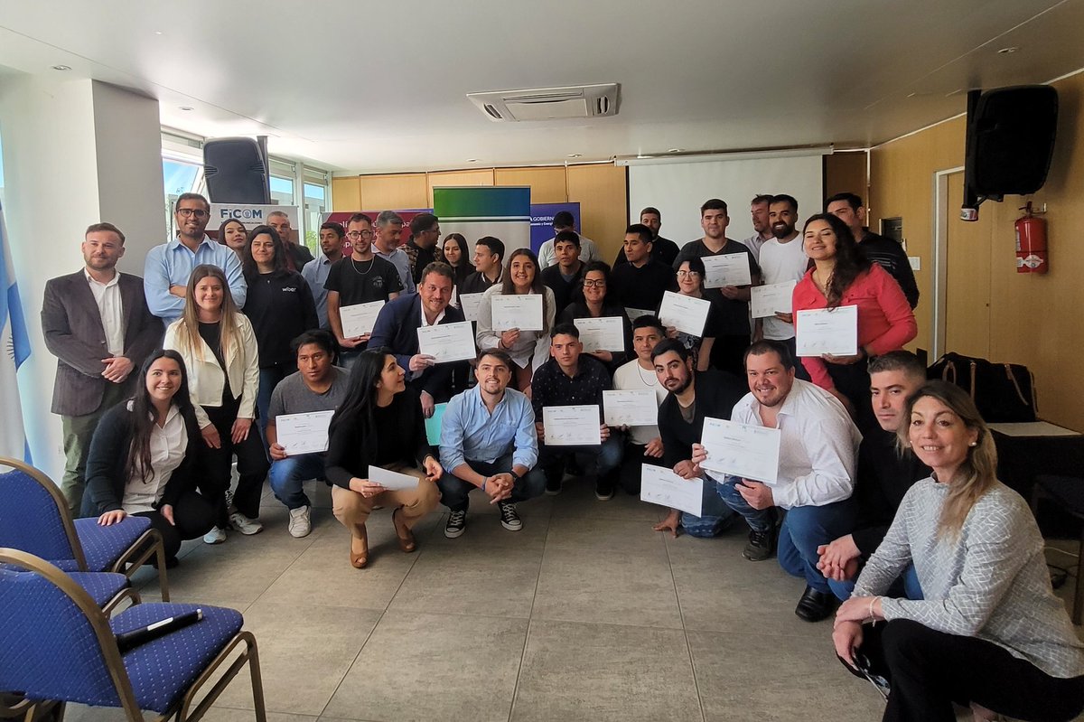 EmilceVegaEOK's tweet photo. 🎓 En @PoloTICMendoza entregamos certificados a más de 20 personas que aprobaron el curso de instaladores de #FibraÓptica, junto a #FICOM y #CerebroCurioso
Además, se realizó un Workshop junto a empresas que entrevistaron a participantes para vincularlos a #Enlazados 👩🏻💻👩🏻🏫 https://t.co/G4ueuvyxdh