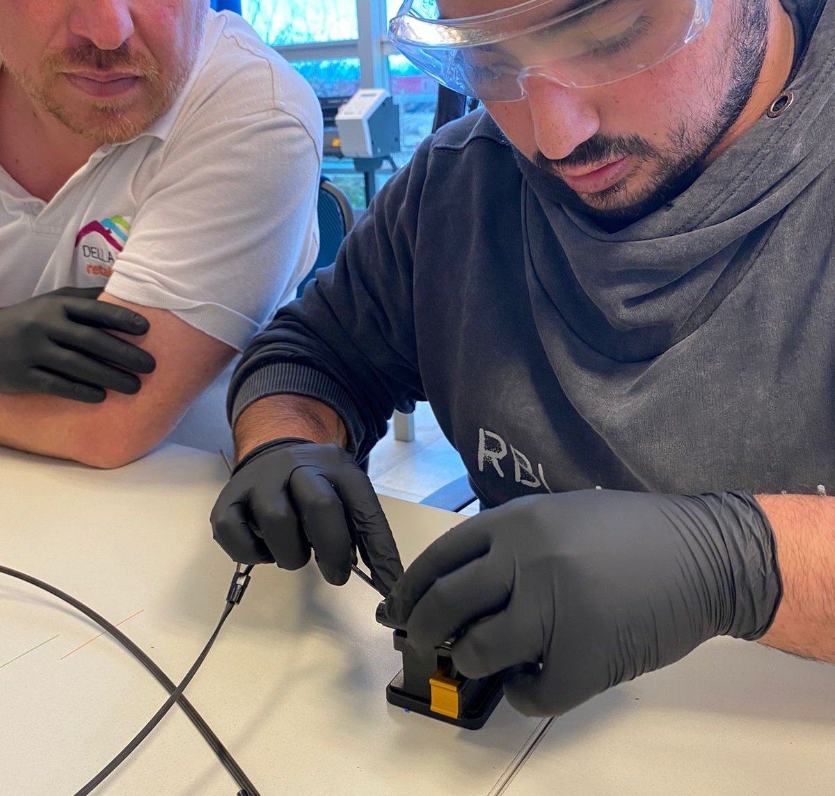 EmilceVegaEOK's tweet photo. 🎓 En @PoloTICMendoza entregamos certificados a más de 20 personas que aprobaron el curso de instaladores de #FibraÓptica, junto a #FICOM y #CerebroCurioso
Además, se realizó un Workshop junto a empresas que entrevistaron a participantes para vincularlos a #Enlazados 👩🏻💻👩🏻🏫 https://t.co/G4ueuvyxdh