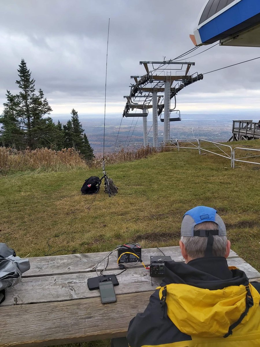 velodaniel's tweet photo. Activation day! #POTA VE-0507 & #SOTA VE2/ES-013. Quite windy on the summit but what a view! Tks to the Hunters! #Parksontheair #Fallishere #15QSO #20mSSB #HamRadio #amateurradio #XieguG90 #20watts #SlidewinderDX #M1eccantennas https://t.co/RpzFHtPydO