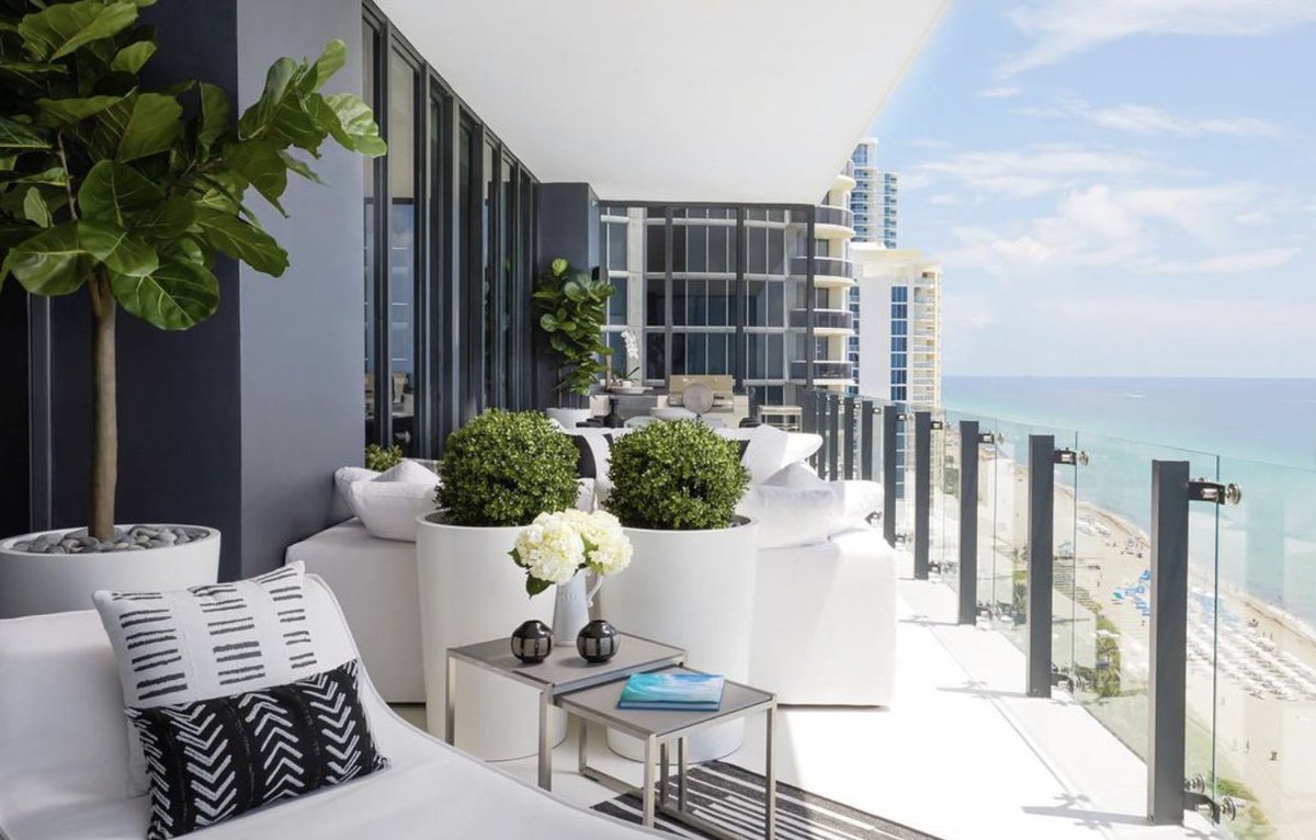 ONESIR's tweet photo. Welcome to chic oceanfront living. This penthouse in Sunny Isles features a sleek design, 12’ ceilings, unsurpassed ocean views and resort-style amenities. #ONESIRListing #SunnyIslesRealEstate 17141 Collins Ave #1501, Sunny Isles Beach $5,850,000. Listed by Anna Sherrill. https://t.co/cH1vKe4AHk