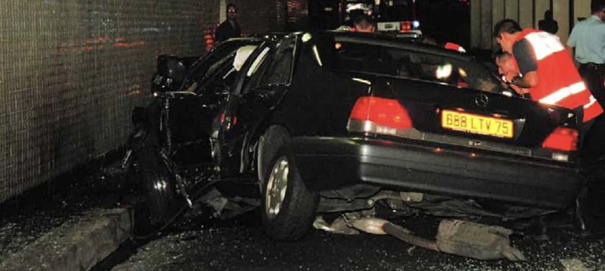 GachetPaul90's tweet photo. “EL ACCIDENTE"

Pasadas las doce de la noche, el Mercedes-Benz W140 en el que viajaban se estrella a gran velocidad contra una columna de hormigón del tunel, sumando ello que no llevaban los cinturones, el resultado fue catastrófico. 

(Adjunto imagénes relevantes) https://t.co/QJ2ZEfbp8Y