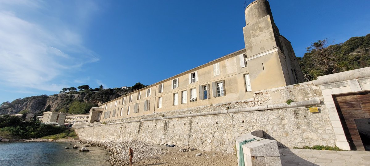 Pawel_Burkhardt's tweet photo. Had a fantastic day at the Villefranche-sur-Mer Marine Station  today to present our work on #choanoflagellates &amp; #ctenophores. Thankful for the invitation by PhD students &amp; postdocs, especially @juliar_mateu for organizing a wonderful day @IMEV_mer @biodev_vlfr @Clytia_Vlfr https://t.co/0AZy1rBi2P