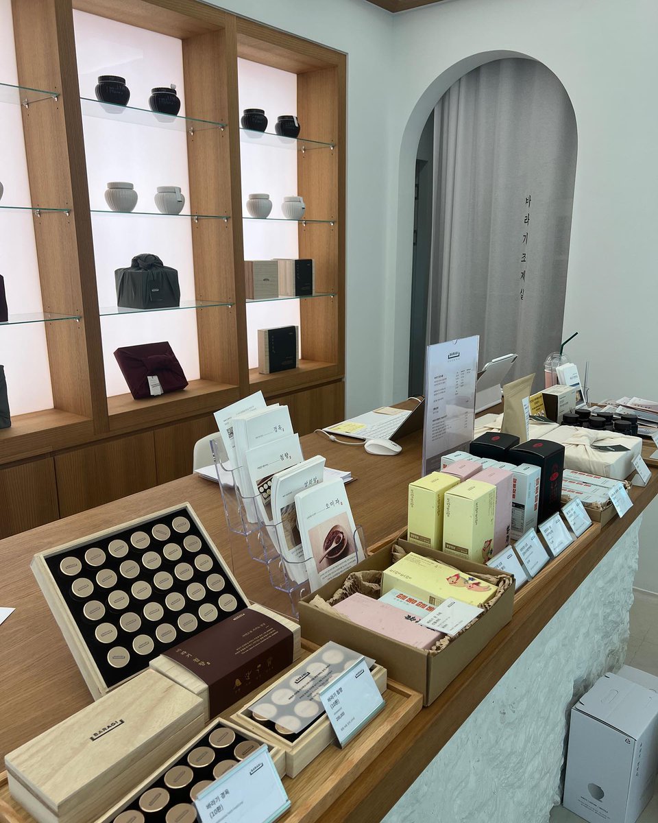 EAFTF's tweet photo. I went to the cosmetics store today, I don't know what to buy, I'm very confused haha https://t.co/2wvwJNlR8k