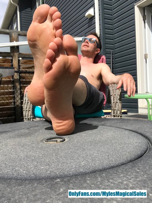 It just wouldn&rsquo;t be right to bask in the last of these warm fall rays, and NOT put you on your knees<a href="/tag/malefeet"class="tags"><span>#malefeet</span></a><a href="/tag/malefootfetish"class="tags"><span>#malefootfetish</span></a><a href="/tag/malefeetfetish"class="tags"><span>#malefeetfetish</span></a><a href="/tag/malesoles"class="tags"><span>#malesoles</span></a>