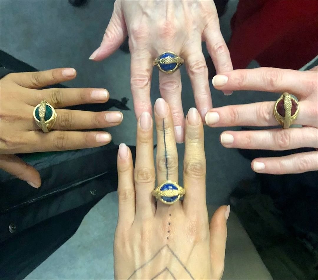 WOT_LaSerie's tweet photo. #BehindTheScenes S01 #TheWheelOfTime #AesSedai ☯️ #Alanna #Moiraine #Liandrin  #Nynaeve #Leane #PriyankaBose #RosamundPike #KateFleetwood  #ZoëRobins #JenniferCheonGarcia #LaRoueDuTemps #WhiteTour #AesSedaiRing #TwitterOfTime https://t.co/9siNA0J5rB