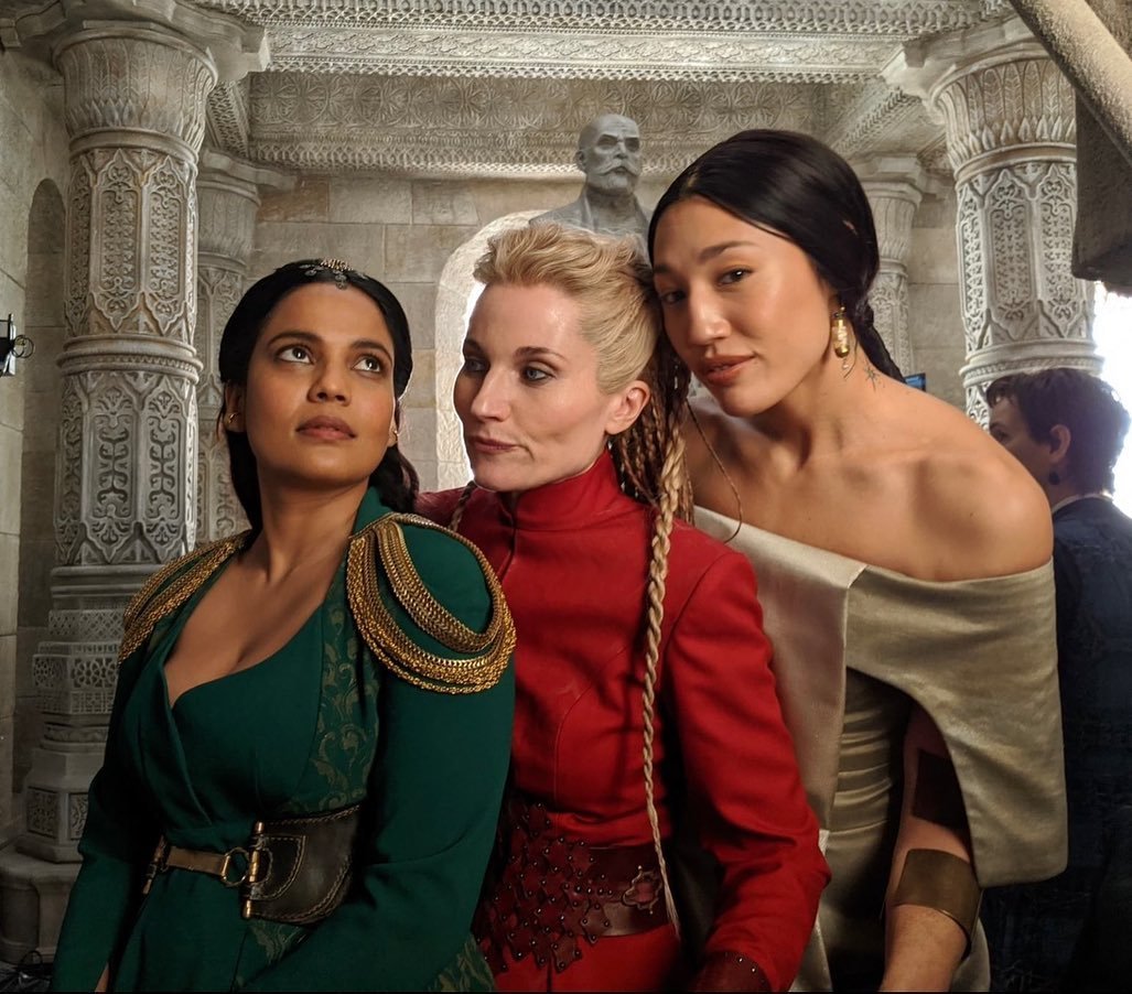 WOT_LaSerie's tweet photo. #BehindTheScenes S01 #TheWheelOfTime #AesSedai ☯️ #Alanna #Moiraine #Liandrin  #Nynaeve #Leane #PriyankaBose #RosamundPike #KateFleetwood  #ZoëRobins #JenniferCheonGarcia #LaRoueDuTemps #WhiteTour #AesSedaiRing #TwitterOfTime https://t.co/9siNA0J5rB