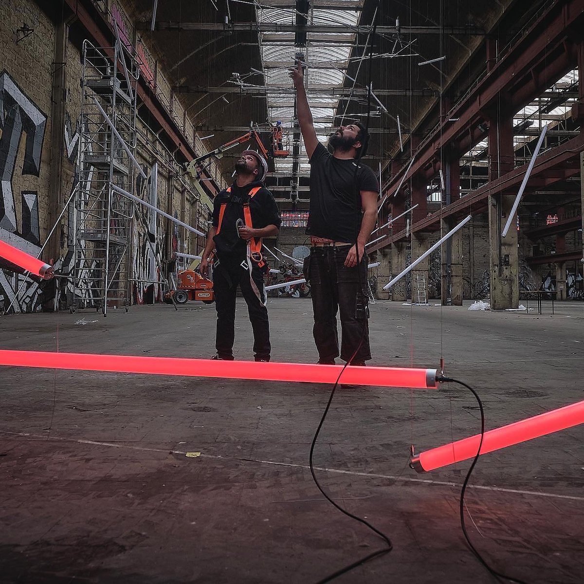 Quai_36's tweet photo. Dans la continuité de notre préfiguration artistique à la Fabrique des Cultures, découvrez le #workinprgress de l’oeuvre monumentale d’@OlivierRatsi à la @La_Courneuve ✨

🤝 @Emerige / @CieDePhalsbourg / @La_Courneuve 

#frichebabcock #lightinstallation #lightart #neonart https://t.co/R9iV4lggfb