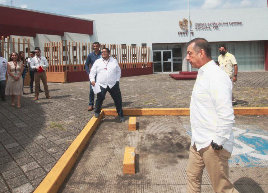 drpedrozenteno's tweet photo. Empezamos el recorrido del día de hoy en la CMF de Córdoba, #Veracruz. Con gusto les informo que con esta Unidad Médica abrimos los recorridos por una nueva entidad con lo que sumamos 18 en todo el país.
@Issste_Veracruz https://t.co/dV679o2rKu