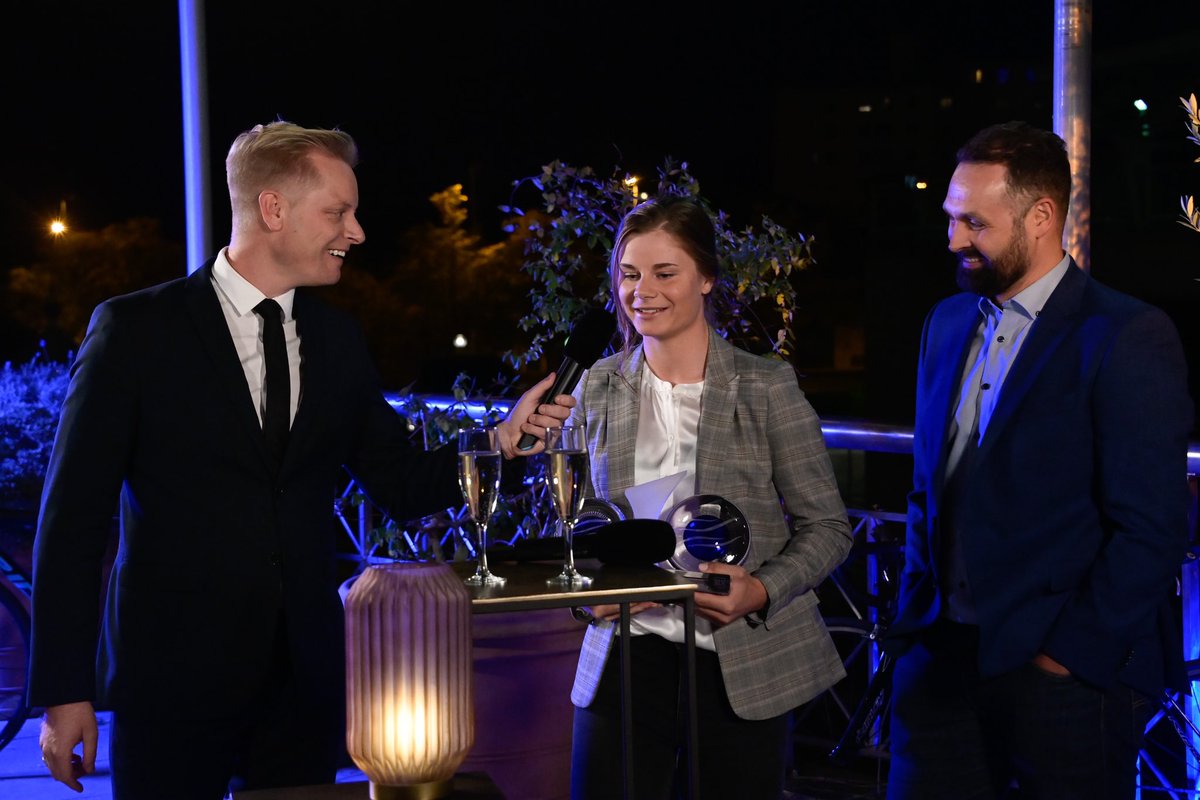 stijnvlaeminck's tweet photo. O yo! Nu komt daar ineens nog een WERELDTITEL bij voor @LotteKopecky. En ze kreeg gisteren al de Kristallen Fiets. Dat kristal zal nu dubbel en dik blinken. Geweldig. #wk #baanwielrennen #afvalling 🥇 https://t.co/Kncp3cqubu