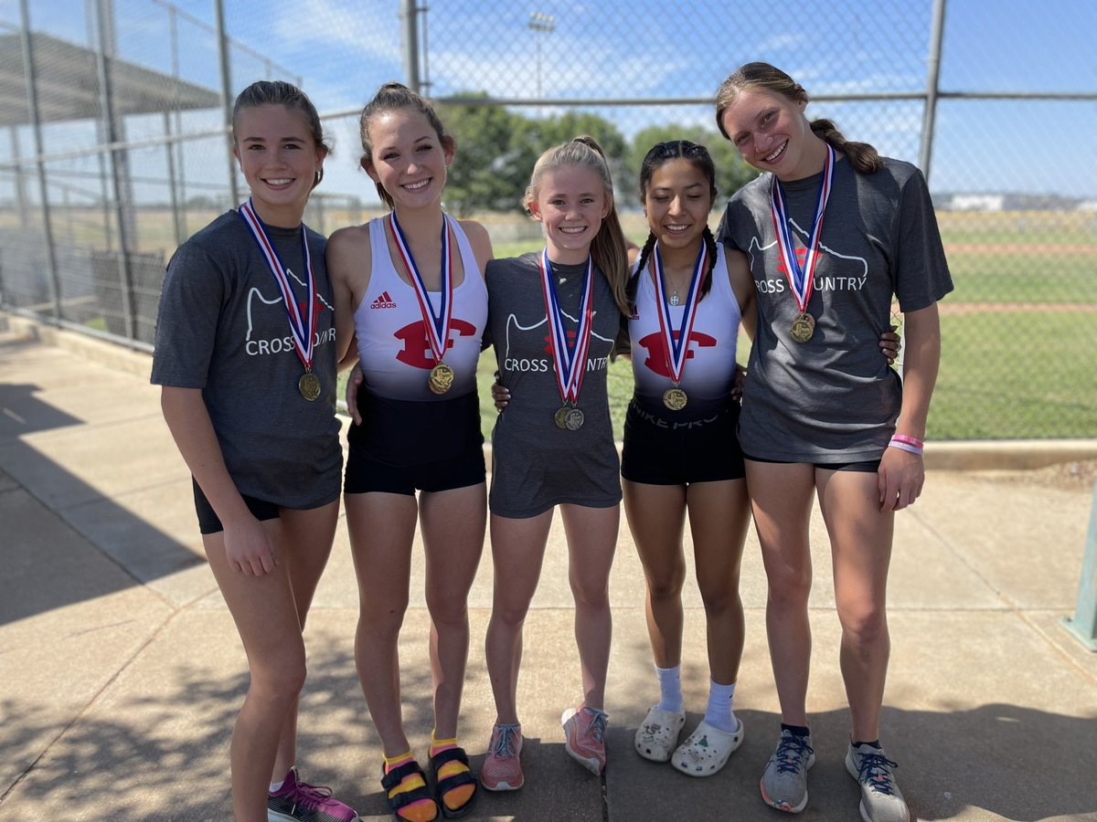 FredTrack's tweet photo. Congratulations to #FbgXC22 Varsity Girls Taylor Grona (1st), Rilyn Grona (2nd), Ann Claire (3rd), Ava Stuewe (6th), and Anna Munoz (8th) who made the 27-4A All District Team and qualified as Individuals to the Region 4-4A Meet! The girls team were district champions! #Hercules https://t.co/1DxncZ81mx