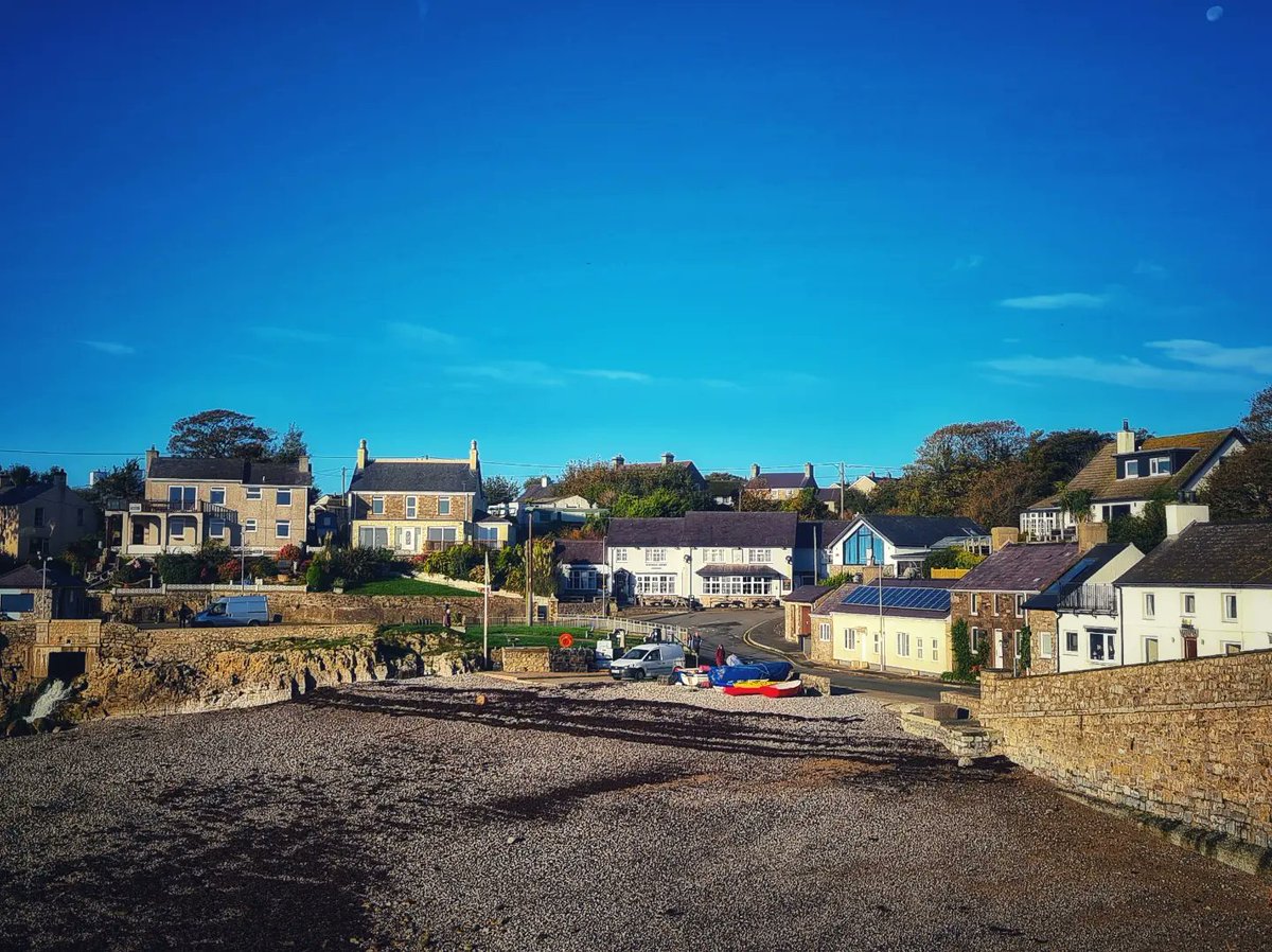 A quiet village, and a peaceful morning dog walk ✌🏻🚶🏼‍♀️🐕 #thismorning #dogwalks #calm #quiet #myfavouritetimeofyear #mybeautifulsurroundings #moelfre #moelfrebeach #Anglesey #Wales