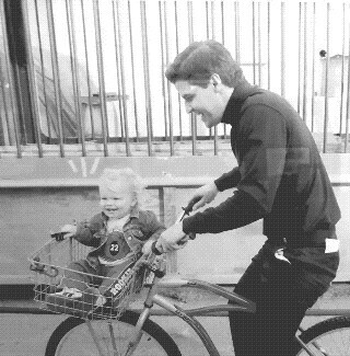 BoreanazCentral's tweet photo. #tbt ❤️📷 #davidboreanaz #AngelSet https://t.co/Sfpzka6iN9