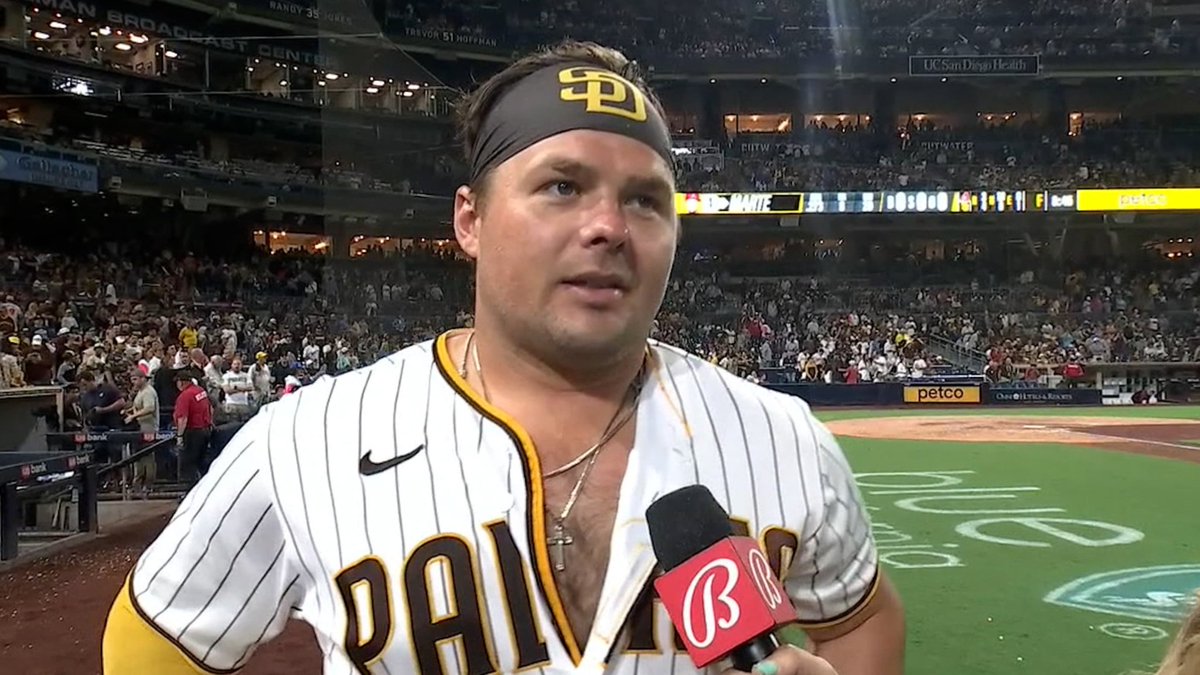 Johnmlb3's tweet image. Candidates for first pitch Friday night: 

- Trevor Hoffman
- Luke Voit 
- Don Orsillo 
- Emma Stone 
- The padres goose 
- Kawhi Leonard 
- Heath Bell
- Taylor Rogers 
- Eric Hosmer in a dodgers jersey 

Who would you like to see throw out the first pitch at petco tommarow?