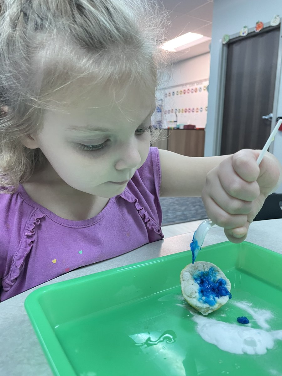 AmandaWatson237's tweet photo. When life gives you lemons, you pour baking soda on them and watch the chemical reaction! #TISDGOES, #TStudentsupport #LoveLaughterLearninginTISD #TotallyTomball https://t.co/mJXOaHRKAj