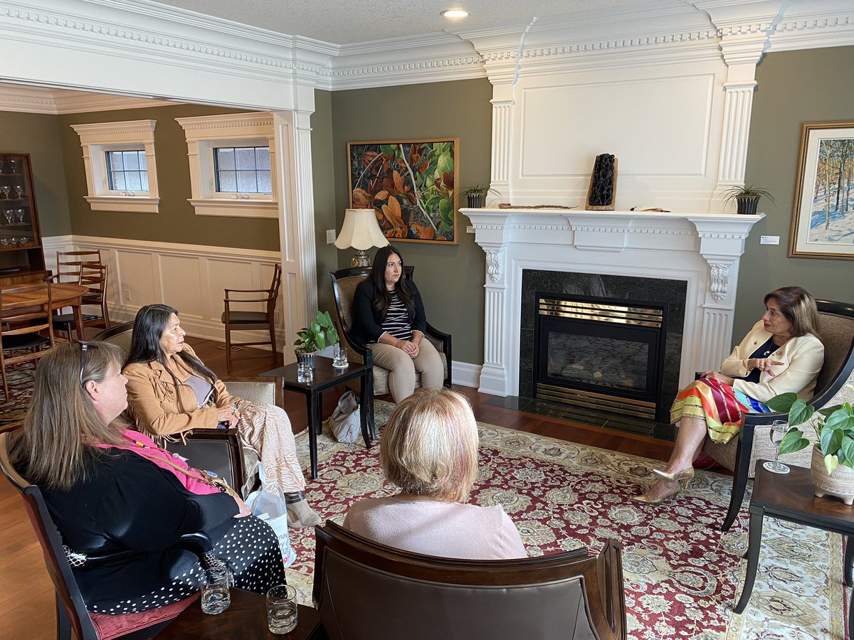 LtGovAB's tweet image. The learning and building of relationships continues, today with co-founder and Director Bernadette Iahtail and members of the @Creating_Hope_ Society who are committed to creating renewed paths from learned experience. #reconciliACTION 
creatinghopesociety.ca