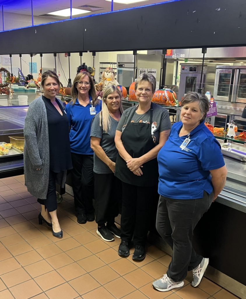WSDR4Supt's tweet photo. Happy National School Lunch Week!  🥗 I was able to help serve lunch beside these amazing and dedicated Child Nutrition staff at Lakeview Elem!  Crispy chicken patty sandwich, green beans, fresh salad, and fruit!  Sounds like a perfect lunch to me!  YUM! 👍🏼 #WeAreWentzville https://t.co/8Fxa8oispe