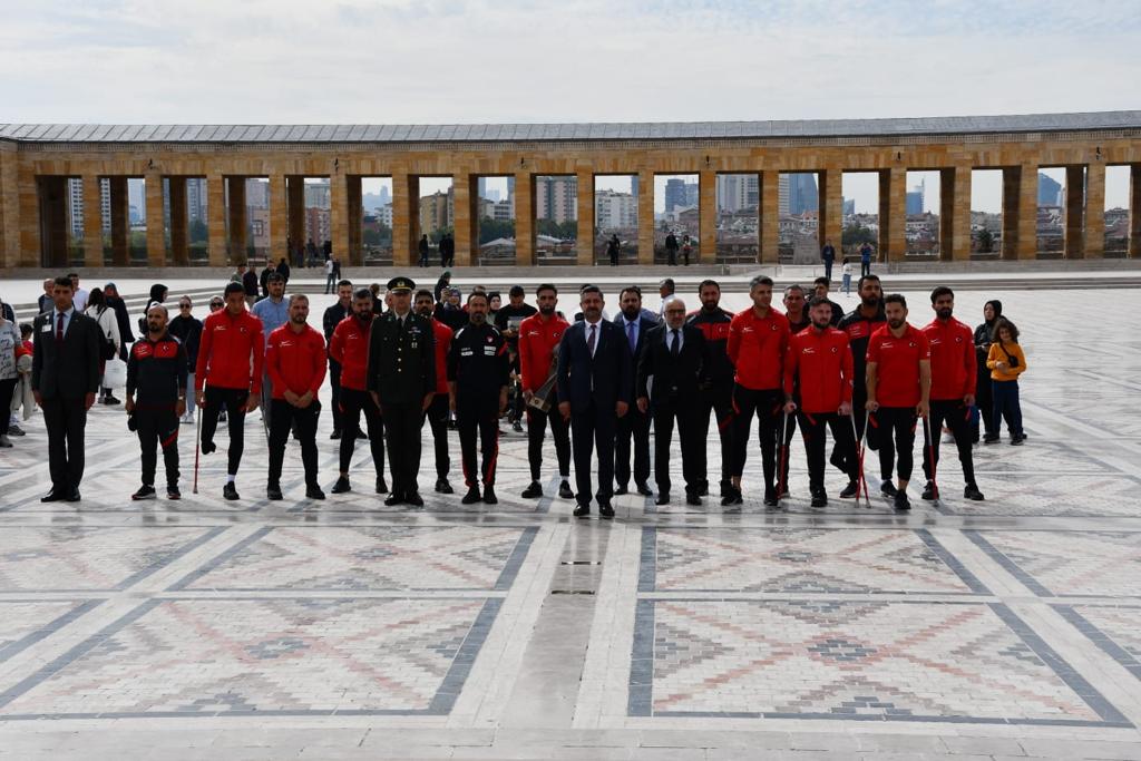 Ampute Futbolunda Dünya'nın en büyük kupasını Cumhuriyetimizin kurucusu, Gazi Mustafa Kemal ATATÜRK’ün ebedi istirahatgâhı Anıtkabir'e getirmenin gururunu yaşıyoruz.