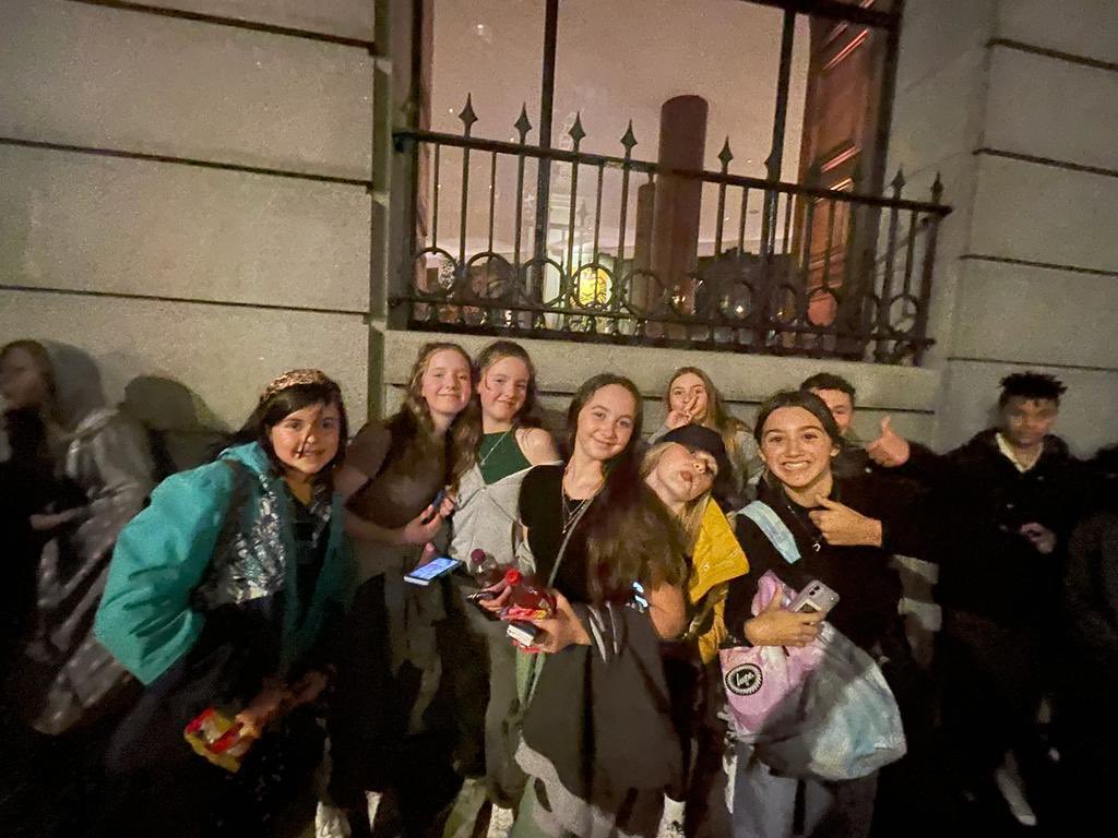 nieperperform's tweet photo. What an amazing trip! Students were brilliant and throughly enjoyed attending the theatre and exploring London. Thank you for all the parent and carer support in order to make this trip possible. Well done Y8, you’ve been a pleasure! @nieperacademy https://t.co/5BED5U8Gau