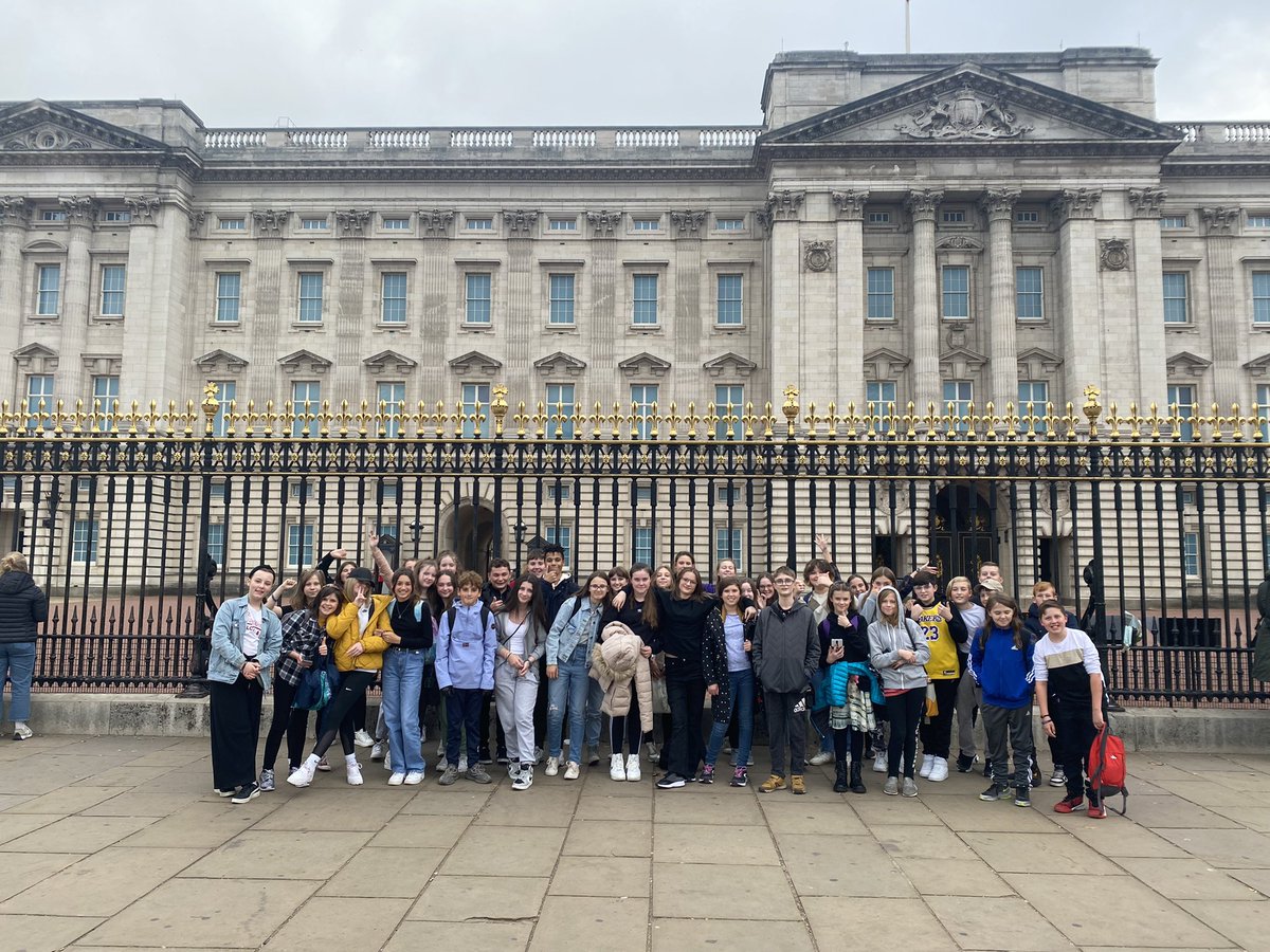 nieperperform's tweet photo. What an amazing trip! Students were brilliant and throughly enjoyed attending the theatre and exploring London. Thank you for all the parent and carer support in order to make this trip possible. Well done Y8, you’ve been a pleasure! @nieperacademy https://t.co/5BED5U8Gau