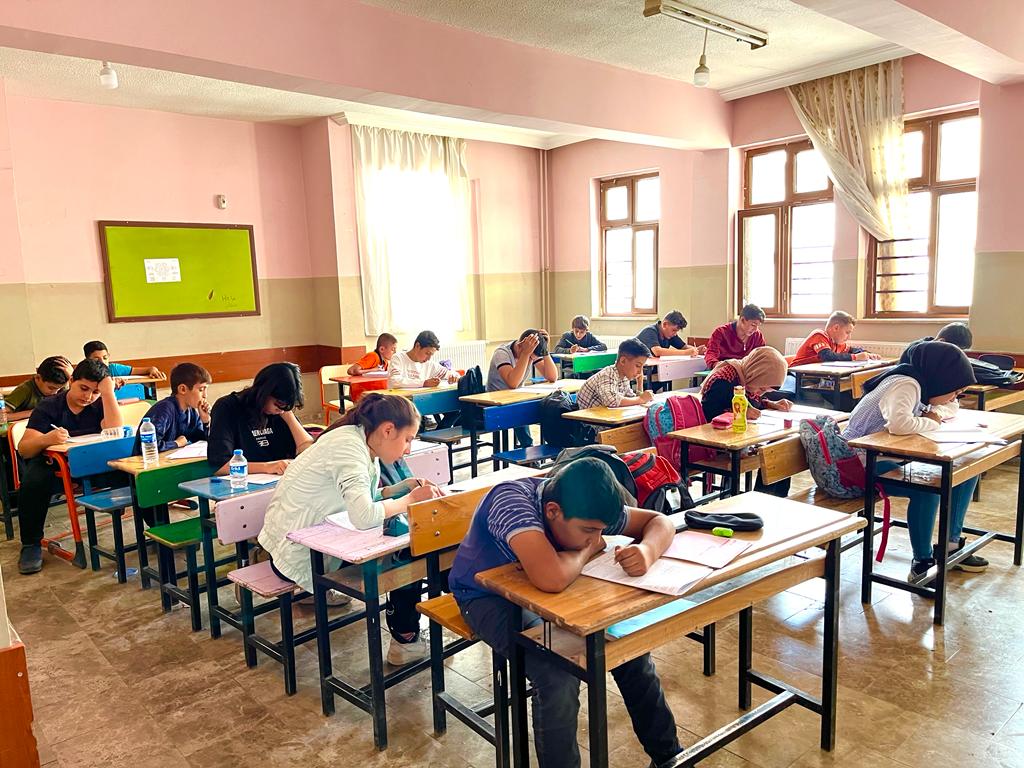 zralpanortaoku1's tweet photo. Şanlıurfa İl Milli Eğitim Müdürlüğümüz tarafından gerçekleştirilen 8. Sınıflar Hazır Bulunuşluk sınavımızı gerçekleştirdik.. Emeği geçen öğretmenlerimize teşekkür ediyoruz..
@EyyubiyeMem63  @harrani63 @hasanacaboga @ali_kbulut @valisalihayhan @mehmet_cakmak63 @sanliurfammem63 https://t.co/LZ9QvKPKmC