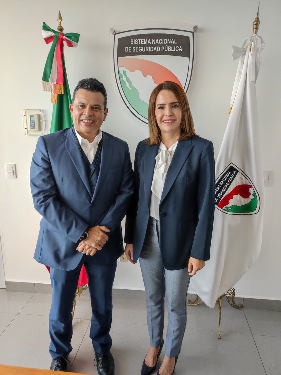 SESNSP's tweet photo. La Secretaria Ejecutiva @claraluzflores recibió a Eduardo Gattás @SoyLaloGattas, Alcalde de Victoria, Tamaulipas, para coordinar esfuerzos en los trabajos de prevención del delito de esa localidad, que brinden a sus habitantes paz y tranquilidad.
#JuntosConstruímosLaPaz https://t.co/Et3MPshuuk