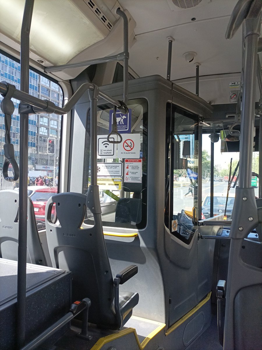 kikin20101's tweet photo. @Red_Movilidad no tiene aire acondicionado y está hirviendo está micro del 403 ppu pftw50, enciendan el aire es irrespirable https://t.co/kF1qiBoVTE
