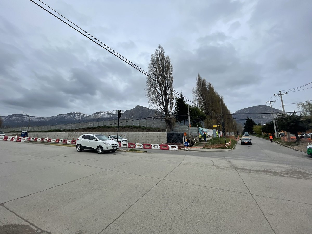 ClaudiaPCantero's tweet photo. ¿Sabías que la Unidad Operativa de Control de Tránsito UOCT del @MTTChile, se dedica a optimizar la gestión de tránsito en las principales ciudades del país? Hoy @MTTAysen junto a @MOPAysen avanzando en semaforización Avenida Baquedano de Coyhaique https://t.co/2i0JmYaUbF