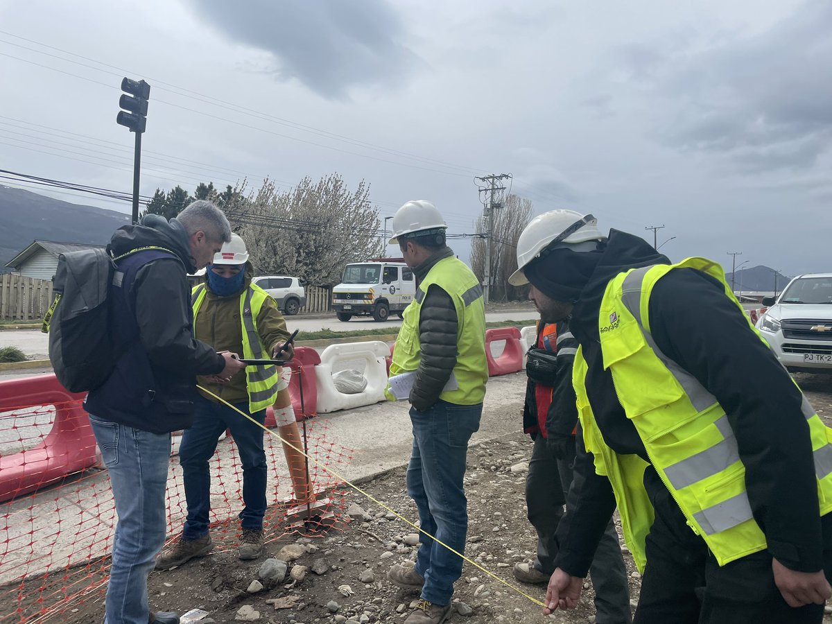 ClaudiaPCantero's tweet photo. ¿Sabías que la Unidad Operativa de Control de Tránsito UOCT del @MTTChile, se dedica a optimizar la gestión de tránsito en las principales ciudades del país? Hoy @MTTAysen junto a @MOPAysen avanzando en semaforización Avenida Baquedano de Coyhaique https://t.co/2i0JmYaUbF