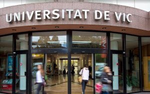 7 jóvenes de nacionalidad francesa
acosan a diario, le pegan e insultan a una chica de 19 años en la Universidad de Vic.
En una ocasión le dieron un golpe en la cabeza y la dejaron inconsciente.
También difunden vídeos íntimos de ella en ropa interior
…<a href="/IreneMontero/">Irene Montero</a> que?
